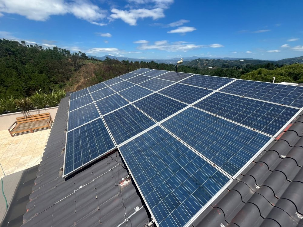 Instalación de paneles solares fotovoltaicos sobre techo de vivienda