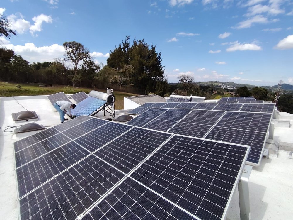 Técnico de Termodinámica de Guatemala trabajando en una instalación solar