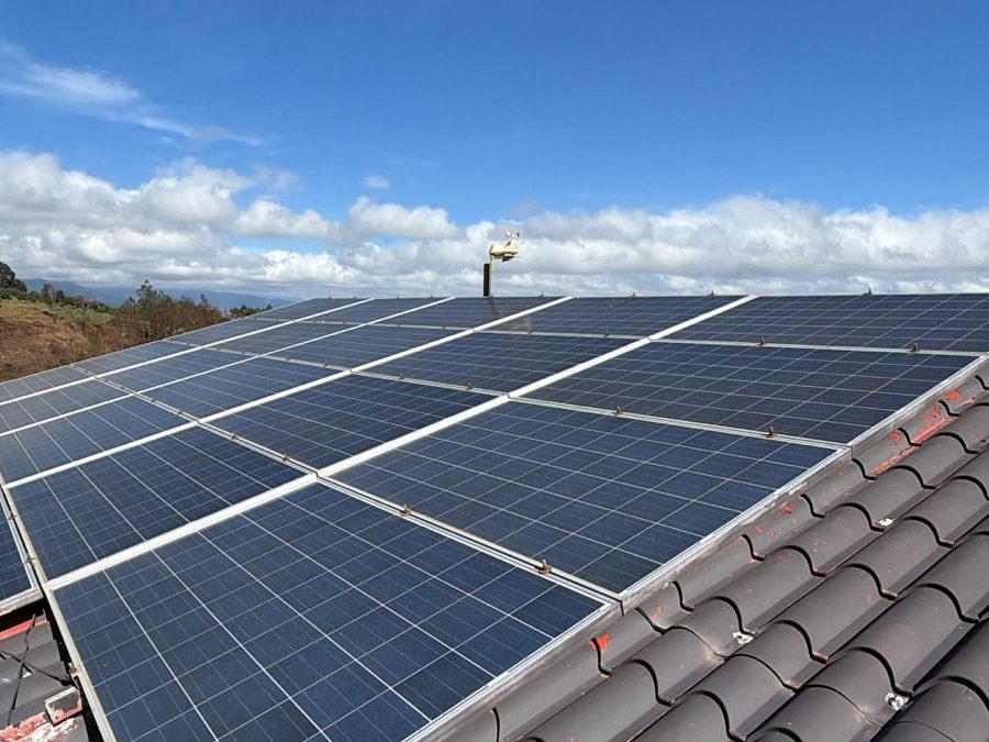 Paneles solares instalados sobre cubierta inclinada de vivienda