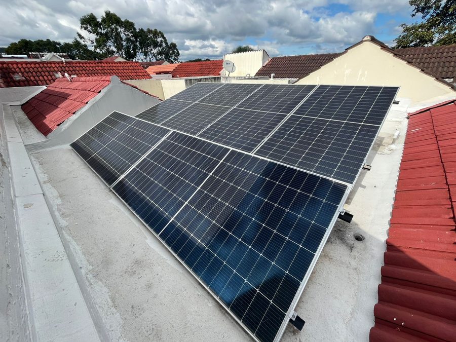 Instalación de paneles solares en casa con techo de teja de barro