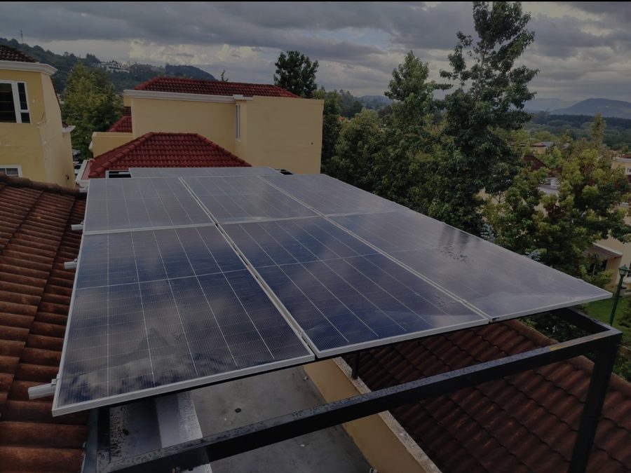 Paneles solares montados sobre estructura metálica elevada en techo de vivienda