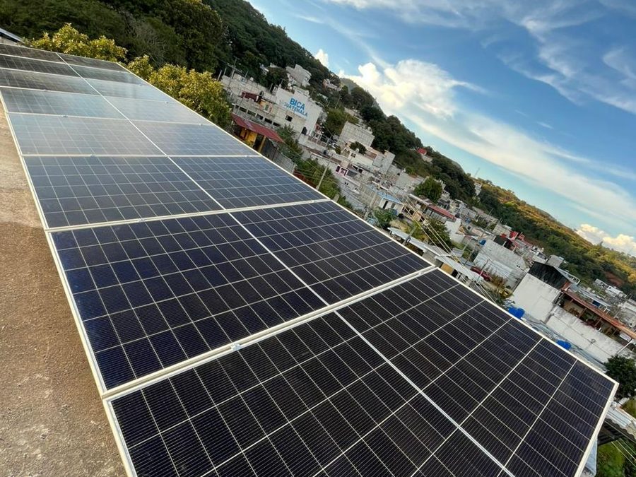 Arreglo lineal de paneles solares en la azotea del proyecto Atlántico