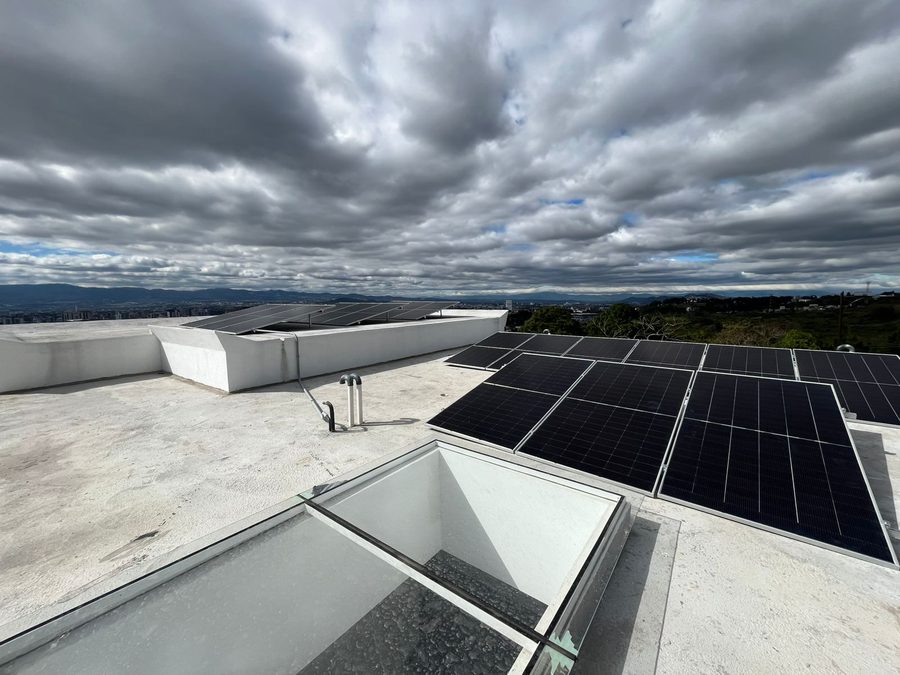 Sistema fotovoltaico en azotea de edificio con vista a la ciudad