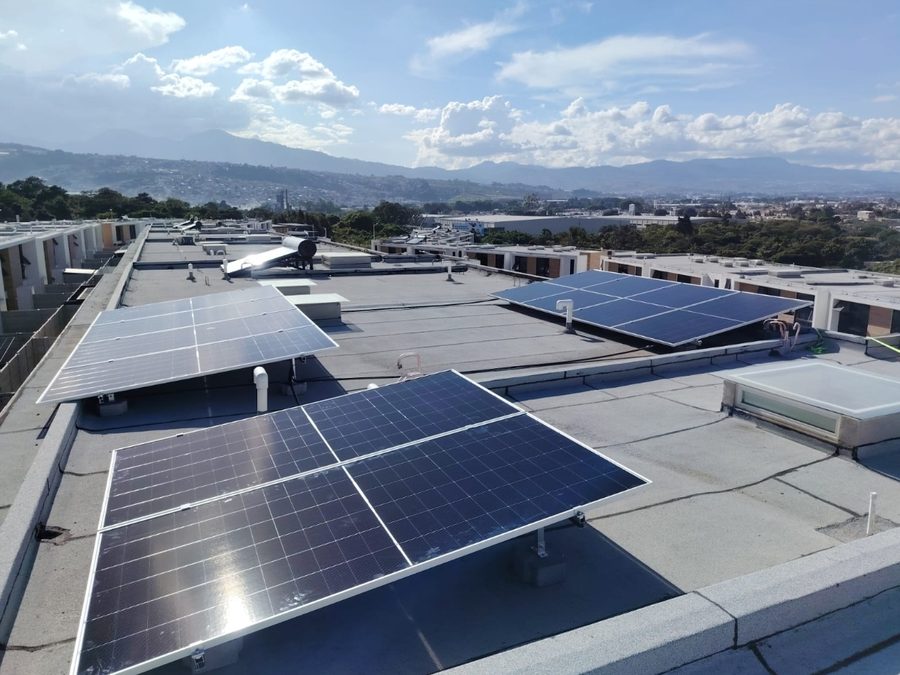 Paneles solares distribuidos en la azotea de un condominio