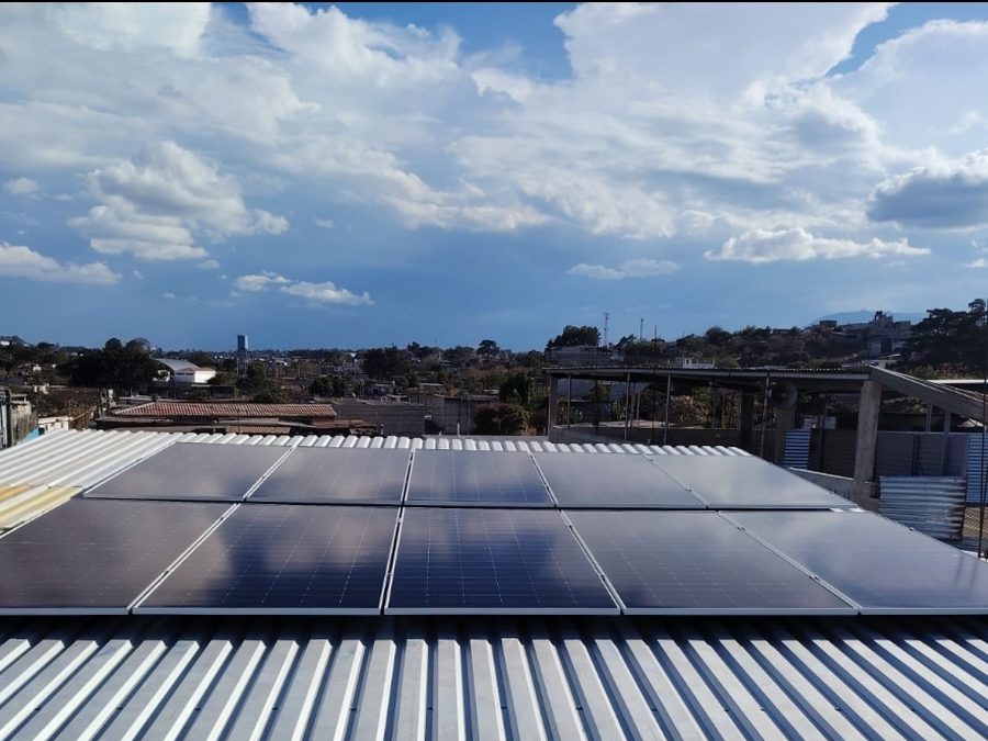 Instalación de paneles solares sobre cubierta de lámina en nave industrial