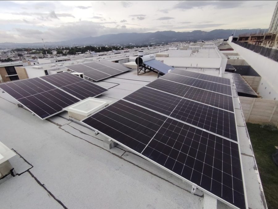 Paneles fotovoltaicos y calentador solar de agua en la misma azotea