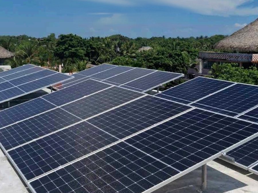 Sistema solar montado sobre estructura en propiedad de zona costera