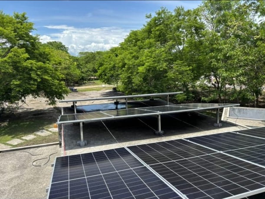 Paneles solares sobre estructura metálica elevada en azotea