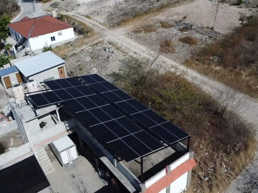Vista aérea de techo solar tipo carport sobre estructura metálica