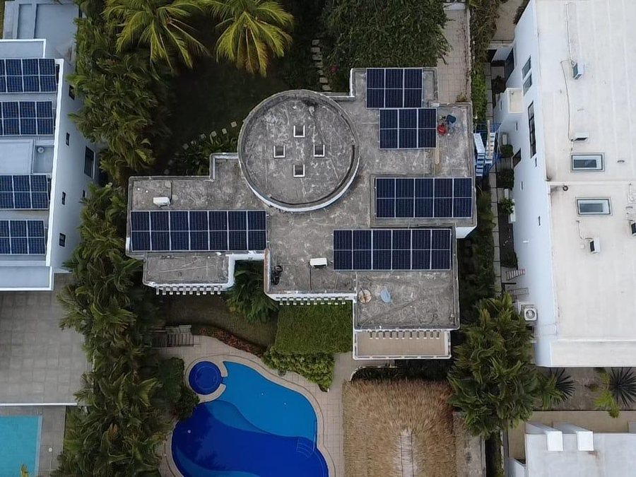 Vista aérea de un sistema fotovoltaico residencial instalado sobre techo de teja